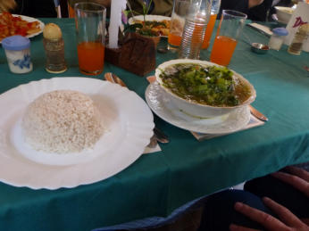 Eine Spezialität der madagasischen Küche - Romazava. Ein Eintopf aus Fleisch und verschiedenen einheimischen Gemüsen serviert mit Reis