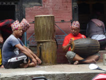 Musik und Gesang vor einem kleinen Tempel. 