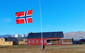 Ny Alesund ist heute zu Ehren des 150. Geburtstages von Roald Amundsen beflaggt.