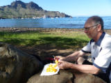 Picknick in der Bucht von Taiohae mit selbstgeernteten Carambolas (Sternfrucht)