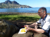 Picknick in der Bucht von Taiohae mit selbstgerenteten Carambolas (Sternfrucht)