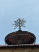 Dachkreuze - die sich auf den in der Regel runden Dächern äthiopischer Kirchen befinden. Oft sind an deren Enden Straußeneier zu sehen. Diese sind ein Schutzsymbol. Es gibt aber auch andere Interpretationen.