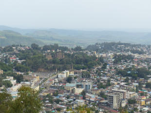 Blick auf Gondar vom „paradise hill“. Im Zentrum die Palastanlage Gemb.