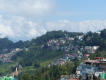Am Bahnhof Darjeeling - Im Hintergrund schauen die Schneeberge des Kanchenjunga (8586m) über die Wolken.
