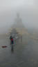 Die 52 m hohe Buddha Dordenma Statue im Regen und Nebel.