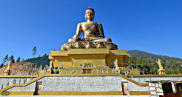 Die 52 m hohe Buddha Dordenma Statue sieht eigentlich so aus - Foto von Wikipedia.