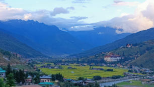 Abendstimmung - Blick über Paro mit dem Rinpung Dzong.