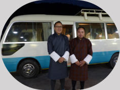 Auf Wiedersehen Bhutan. Unser Reiseleiter und unser Busfahrer in traditioneller Bekleidung.