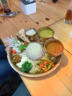 Mittagessen, serviert auf einer in Indien und Nepal üblichen Thali (Platte)