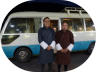 Auf Wiedersehen Bhutan. Unser Reiseleiter und unser Busfahrer in traditioneller Bekleidung.